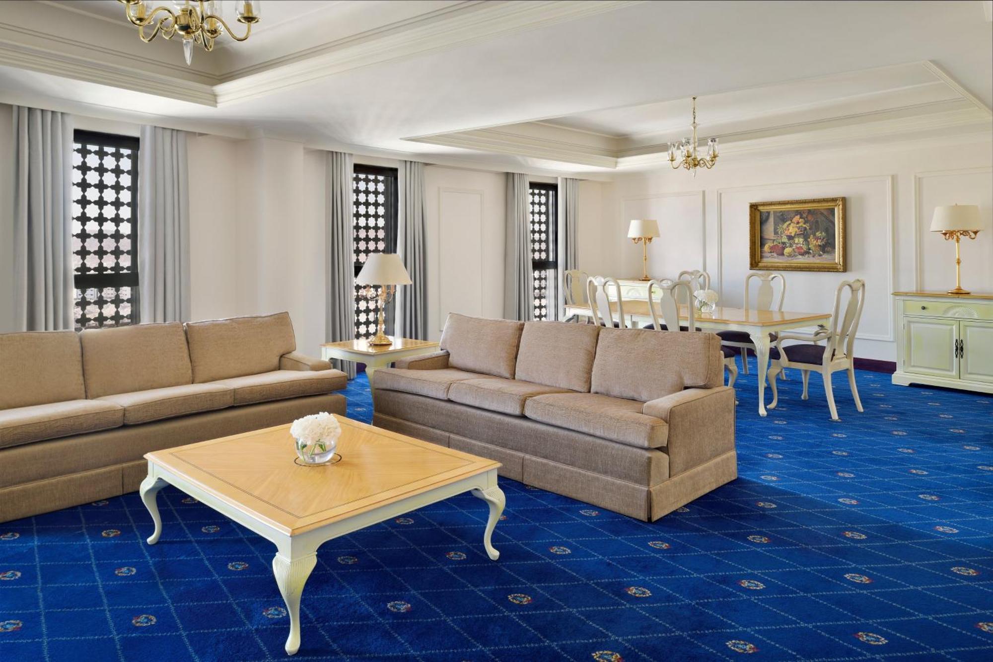 Hotel Intercontinental Dar Al Hijra Madinah By Ihg Medina Exterior foto The photo shows a spacious and elegantly furnished living room. There are two beige sofas placed opposite each other, creating a comfortable seating area. In the center, there's a light-colored coffee table with a decorative vase on top. The flooring